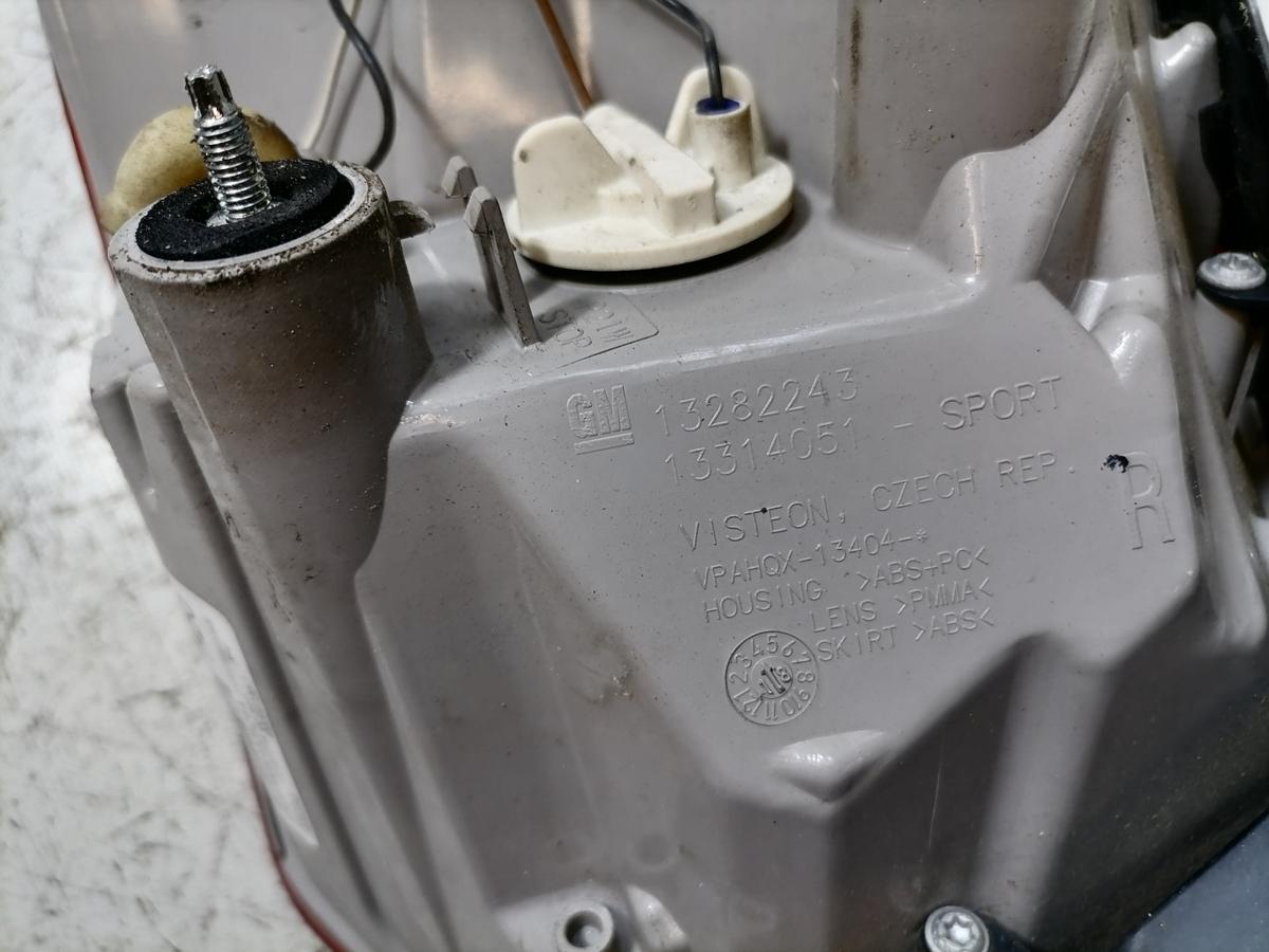 Opel Astra J Sportstourer original R&uuml;cklicht R&uuml;ckleuchte Schlussleuchte rechts Kombi Bj.2012